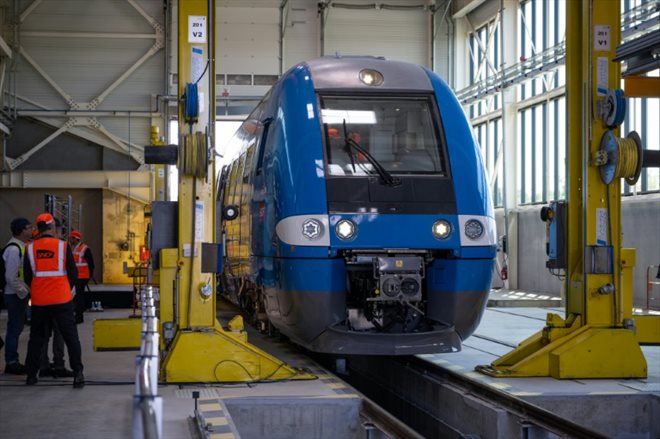 Un train TER rénové sur une chaîne de montage à Bischheim, le 26 mai 2023 dans le Bas-Rhin
