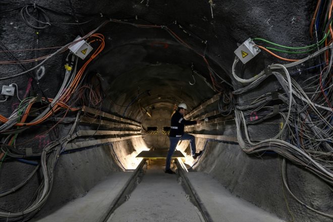 Le géologue Christophe Nussbaum, responsable du laboratoire international du Mont Terri, inspecte un tunnel expérimental pour l'enfouissement des déchets radioactifs, le 6 avril 2022 près de Saint-Ursanne, en Suisse 