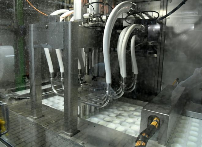 Une ligne de production de l'usine de yaourts Eurial, le 6 septembre 2022 à Jouy, dans l'Yonne
