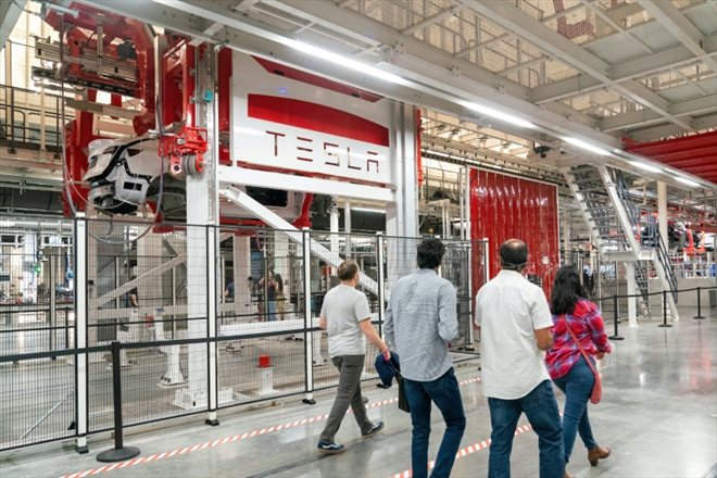 A l'intérieur de la méga-usine Tesla, à Austin au Texas, lors d'un évenement organisé le 7 avril 2022