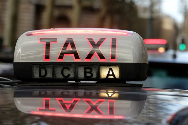Manifestation de taxis contre le covoiturage pour aller chez le médecin, le 11 décembre 2023 à Lille