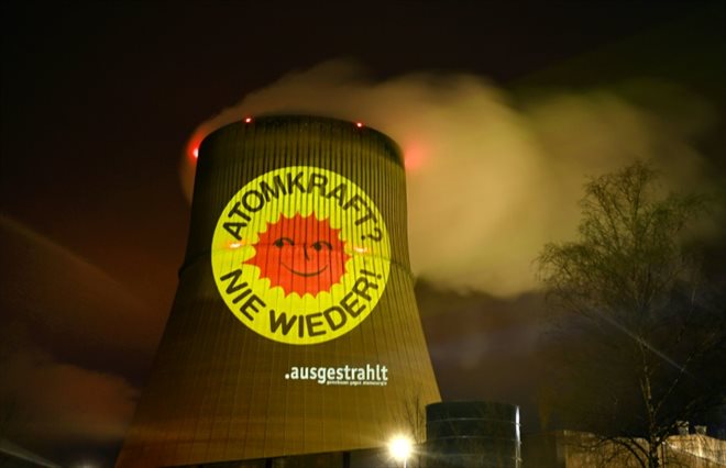 Une tour de refroidissement de la centrale nucléaire d'Emsland avec un slogan projet par des activistes Énergie nucléaire - plus jamais, à Lingen, dans l'ouest de l'Allemagne, le 10 avril 2023