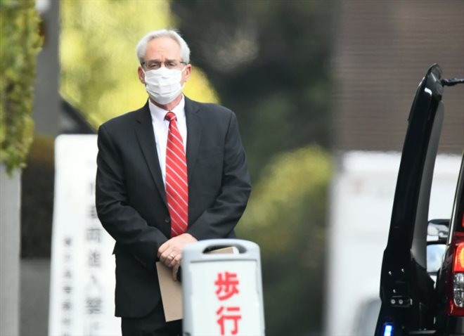 Greg Kelly, l'ex-assistant de Carlos Ghosn, arrive au tribunal de Tokyo, le 3 mars 2022, pour entendre l'énoncé de sa peine dans l'affaire des malversations financières de Nissan