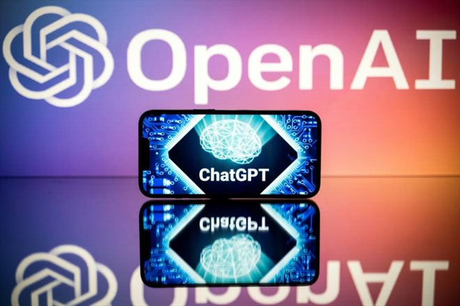 Le lancement de ChatGPT fin novembre par la start-up californienne OpenAI a lancé une course à l'intelligence artificelle générative, capable de produire des contenus de plus en plus perfectionnés