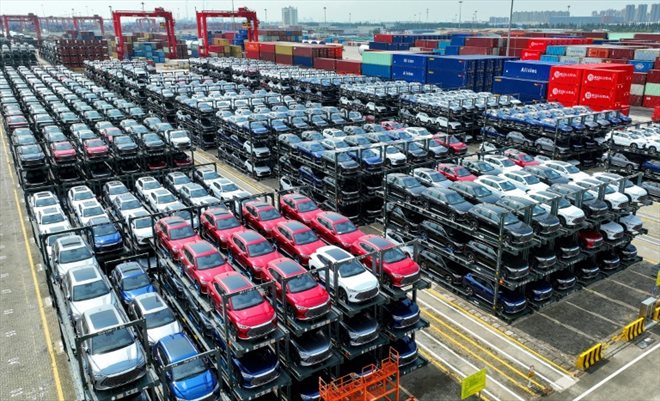 Des voitures électriques de la marque chinoise BYD attendent d'être chargées sur des cargos au terminal international de Taicang dans le port de Suzhou, dans l'est de la Chine, le 11 septembre 2023