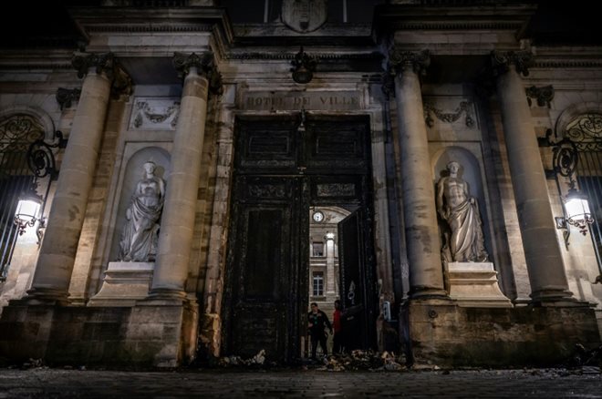 La porte de la mairie de Bordeaux après avoir été incendiée par des manifestants opposés à la réforme des retraites, le 23 mars 2023