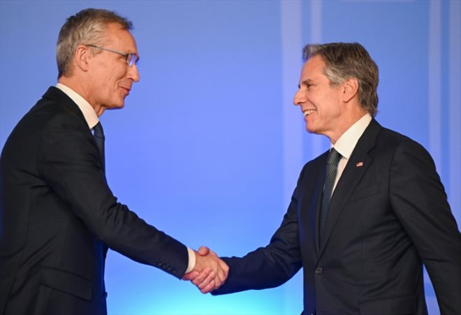 Le secrétaire général de l'Otan Jens Stoltenberg accueille le secrétaire d'Etat américain Antony Blinken le 29 novembre 2022 à Bucarest