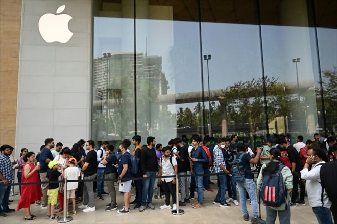 A l'ouverture du premier magasin Apple en Inde, le 18 avril 2023 à Bombay