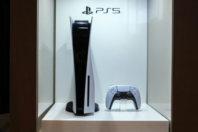 La PlayStation 5 de Sony exposée au siège de l'entrepirse, le 9 mai 2022 à Tokyo