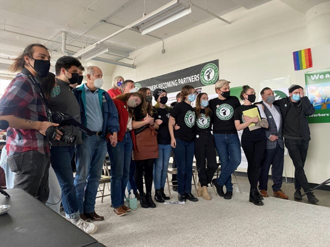 Des membres de Starbucks Workers United à Buffalo le 9 décembre 2021