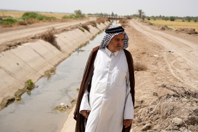 L'agriculteur irakien Abou Rassoul marchant dans un champ près du village d'Al-Abbassiya, le 1er mai 2022