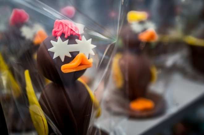 Des pingouins fabriqués avec du chocolat lors du festival du chocolat Festichoc à Versoix, près de Genève, le 16 mars 2024