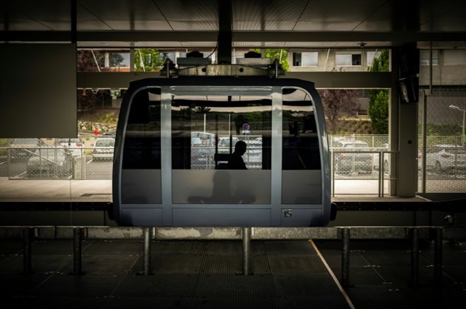 Un usager monte dans une cabine du nouveau téléphérique de Toulouse, le 14 mai 2022 