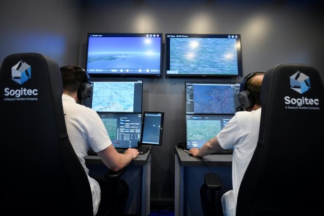 Le simulateur de vol pour drones de la société Sogitec présenté au salon de l'aéronautique et de l'espace du Bourget, le 21 juin 2023 près de Paris