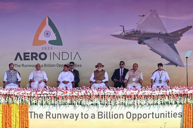 Le Premier ministre indien Narendra Modi (au centre) lors de l'inauguration du AeroIndia à Bangalore, le 13 février 2023