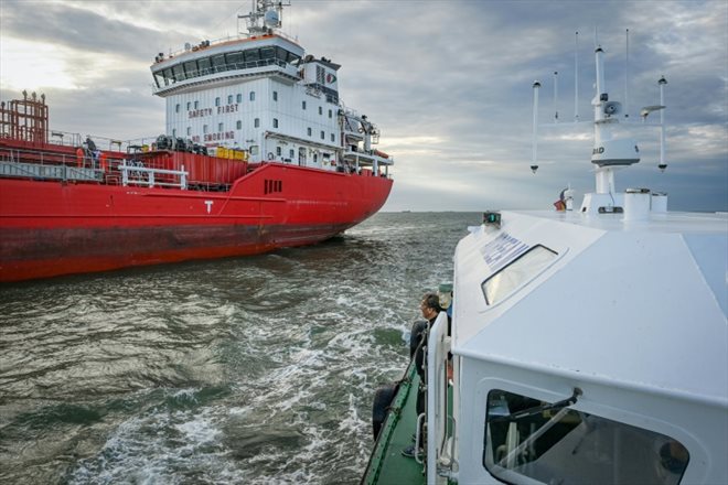 Un bateau pilote roumain accompagne l'entrée d'un navire dans le canal de Sulina, le 8 juin 2022 en Roumanie