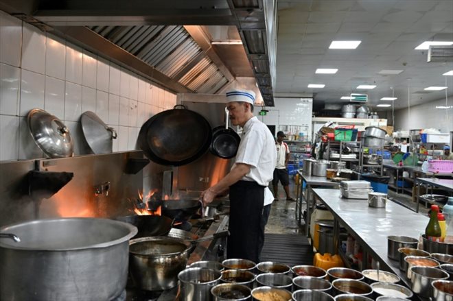 Un cuisinier malaisien travaille dans un restaurant chinois à Port Moresby, le 17 mai 2023

