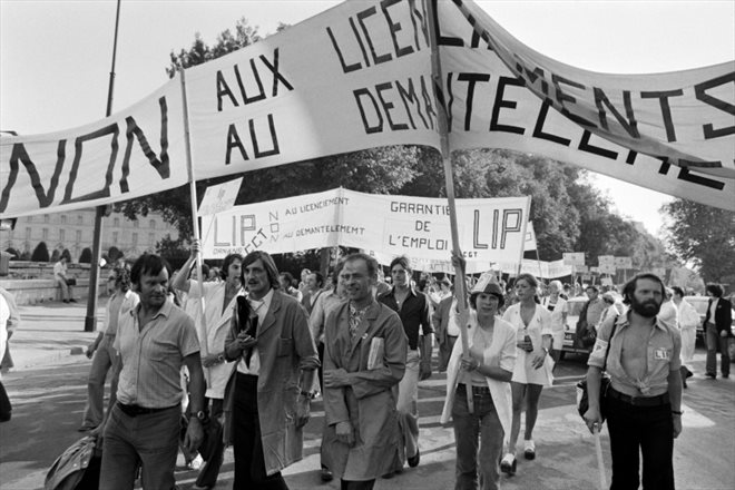 Le délégué CFDT Charles Piaget (c) participe à une manifestation des employés de l'horloger Lip contre la fermeture de leur usine, le 7 septembre 1973 à Paris