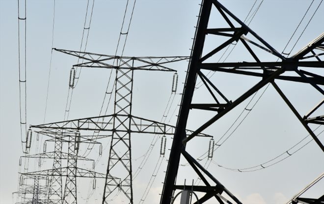 Essor des énergies renouvelables et des besoins en électricité, équipements vieillissants: le gestionnaire du réseau électrique RTE va devoir investir des sommes colossales ces prochaines décennies pour renouveler le réseau