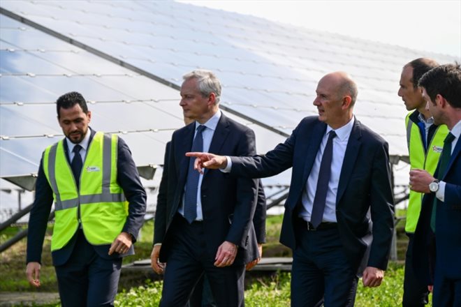 Le ministre de l'Economie Bruno Le Maire (c-g) et le ministre de l'Industrie Roland Lescure (c-d) en visite au parc photovoltaïque La Fito, à Manosque, le 5 avril 2024 dans les Alpes-de-Haute-Provence