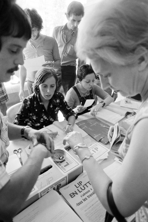 Des employées de l'horloger Lip vendent des montres dans la cantine du ministère de l'Industrie et du Développement scientifique, le 14 août 1973 à Paris