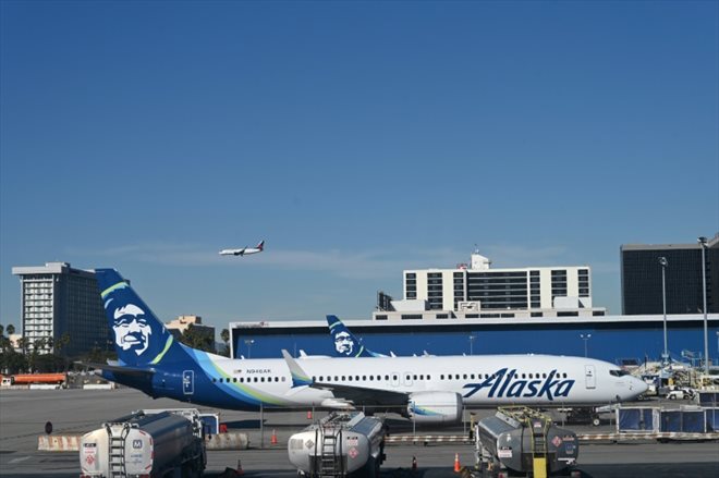 Un Boeing 737 MAX 9 de la compagnie Alaska Airlines sur le tarmac de l'aéroport de Los Angeles, le 8 janvier 2024