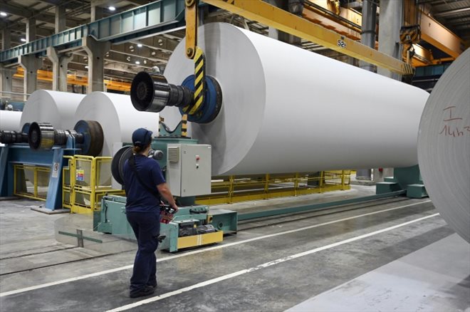 Un employé de l'usine Norske Skog qui fabrique du papier journal, le 24 mai 2022 à Golbey, dans les Vosges