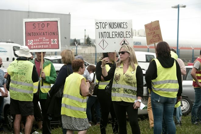 Des manifestants protestent contre les rejets de l'usine Sanofi de Mourenx, dans les Pyrénées-Atlantiques, à l'appel de la CGT, le 1er juillet 2019