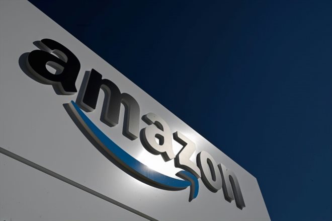 Le logo d'Amazon sur un centre de distribution à Augny, en France, le 23 septembre 2021