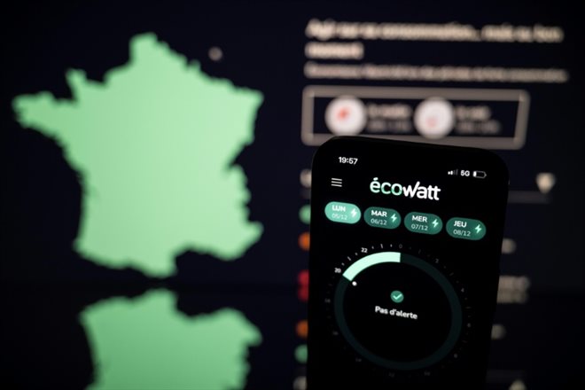 La plateforme EcoWatt permet permet aux entreprises, collectivités et particuliers d'être avertis d'éventuelles tensions sur le réseau électrique trois jours à l'avance et d'adopter des gestes pour réduire leur consommation, sur la base du volontariat.