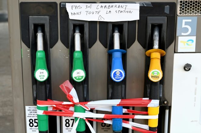 Des pompes à sec dans une station-service de Marseille, le 6 cotobre 2022