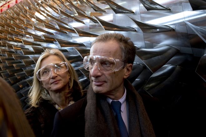 Henri Proglio président-directeur général d'EDF et Clara Gaymard, présidente de GE France, visitent le site de production de GE à Belfort le 8 décembre 2011