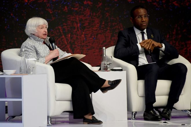 Janet Yellen et le ministre de l'Economie sénégalais Amadou Hott, lors d'une conférence au G20 Finances à Bali, le 15 juillet 2022