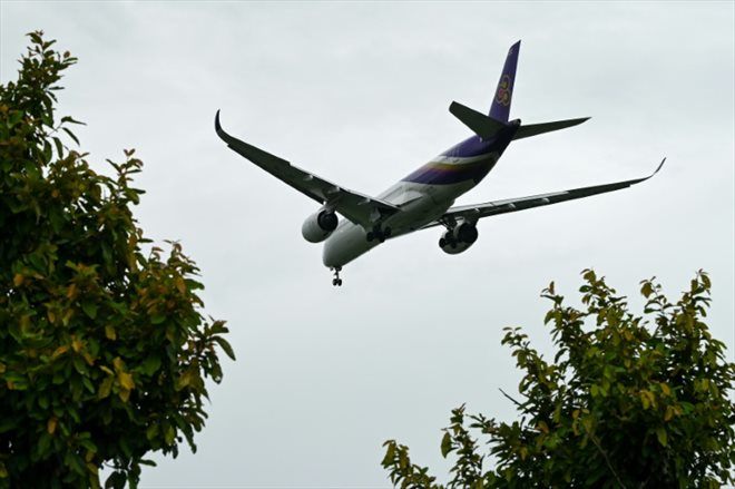 Un avion de la Thai Airways en approche d'atterrissage à l'aéroport international Changi de Singapour, le 20 juin 2022