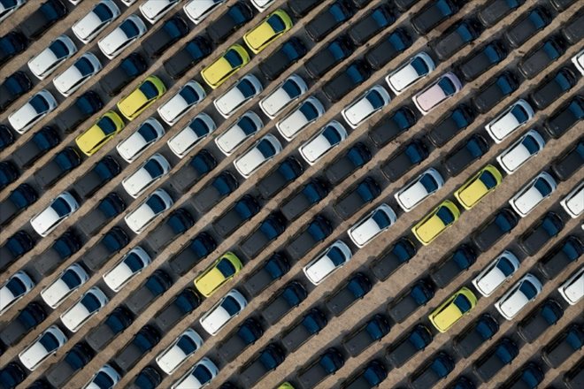 Des voitures électriques de la marque BYD destinées à l'exportation, sur le port de Yantai, en Chine, le 18 avril 2024