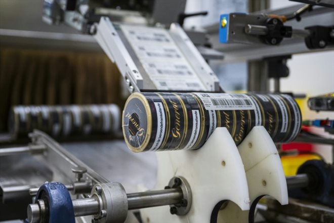 Des boîtes de snus sur une ligne de production à l'usine Swedish Match, le 17 octobre 2023 à Göteborg, en Suède