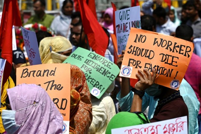Des victimes de l'effondrement de l'usine textile Rana Plaza manifestent pour le 10e anniversaire de la tragédie, le 24 avril 2023 à Savar (Bangladesh), dans les faubourgs de Dacca