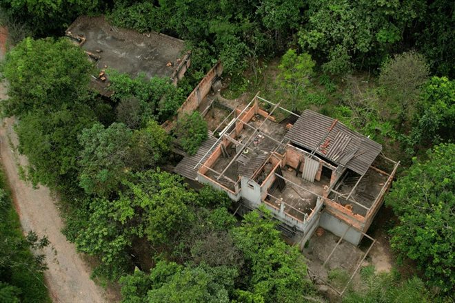 Maisons et rues abandonnées à Parque da Cachoeira, l'une des localités affectées par la rupture du barrage de Brumadinho au Brésil en 2019, le 22 janvier 2024