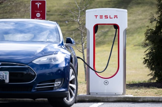 Un Model S de Tesla en cours de chargement sur un Supercharger, à Falls Church (Virginie, Etats-Unis) le 13 février 2023