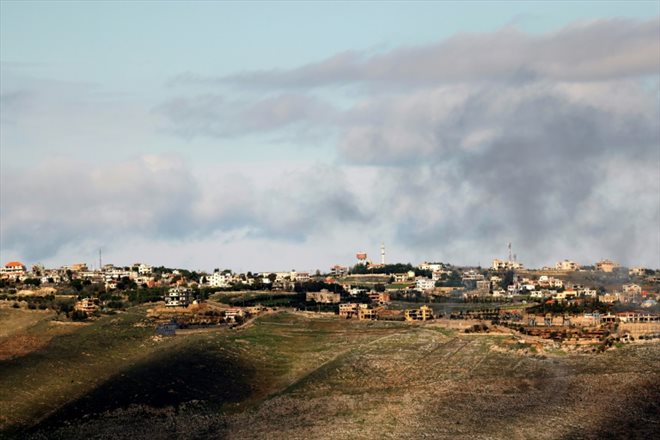 Le village libanais de Maroun El Ras vu depuis le hameau agricole de Dalton, au nord d'Israël, le 29 janvier 2024