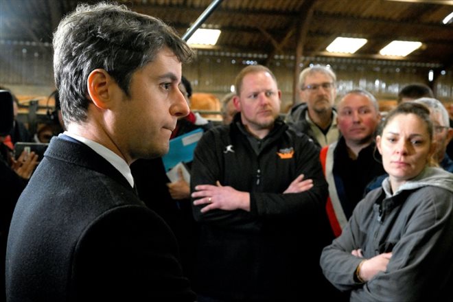 Le Premier ministre Gabriel Attal en déplacement dans une ferme de Janvillier dans la Marne, le 15 février 2024