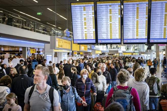 Des voyageurs à l'aéroport de Schiphol, le 22 avril 2022 près d'Amsterdam