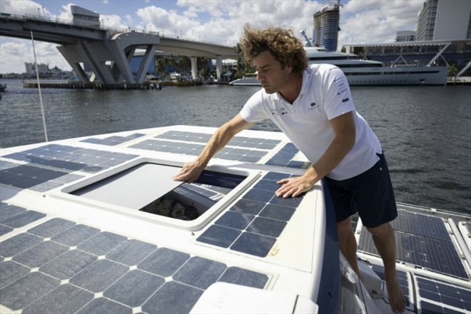 Le skipper de l'Energy Observer Marin Jarry dans la marina Pier Sixty Six à fort Lauderdale, en Floride, le 27 février 2024