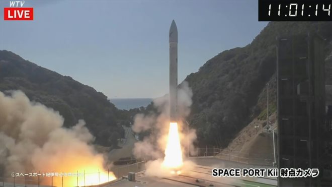 Cette capture d'image prise par AFPTV via une vidéo en ligne diffusées par Wakayama Telecasting Corp. (WTV) le 13 mars 2024 montre la fusée lancée par la startup Space One depuis la péninsule de Kii, dans la préfecture de Wakayama (ouest) avant son explosion
