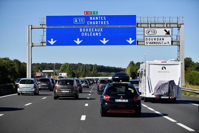 La France va tester la recharge de voitures et camions électriques sur l'autoroute A10 près de Paris, en mettant à l'épreuve deux technologies qui permettront aux véhicules de rouler plus longtemps avec des batteries de taille réduite