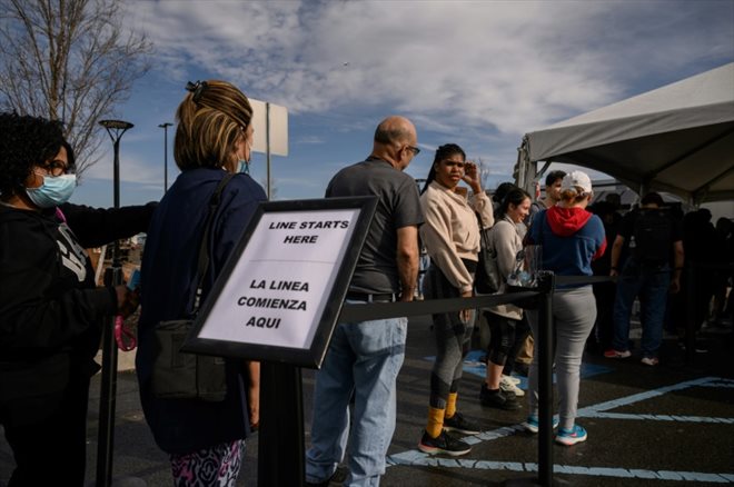 Des salariés attendent pour voter sur la création d'un syndicat, devant un entrepôt Amazon à Staten Island, aux Etats-Unis, le 25 mars 2022