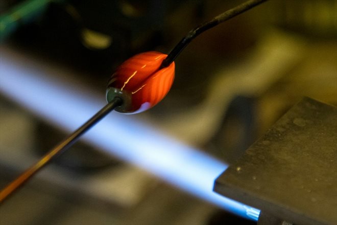 Dans l'atelier d'un maître verrier à Murano, le 8 septembre 2020