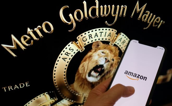 Le logo d'Amazon devant le lion du studio MGM à Los Angeles, le 26 mai 2021