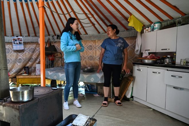 Bat-Erdene Khulan et sa mère Sanduijav Altakhuyag dans la yourte parentale à Batsumber, au nord d'Oulan-Bator, le 30 juin 2024