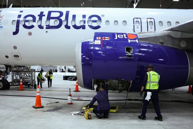Des employés de maintenance de JetBlue, lors d'une Semaine de découverte en entreprises pour lycéens, le 4 mars 2024 à New York
